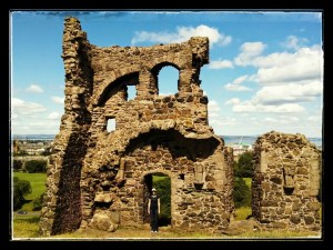 The ruin of St Anthony's chapel. On the way back down again.